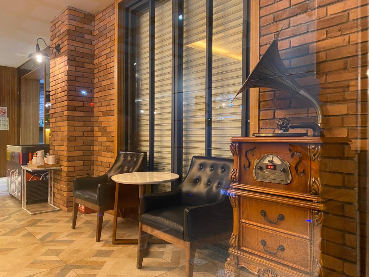 Hua Xiang Hotel -Zouying Kaohsiung Extérieur photo