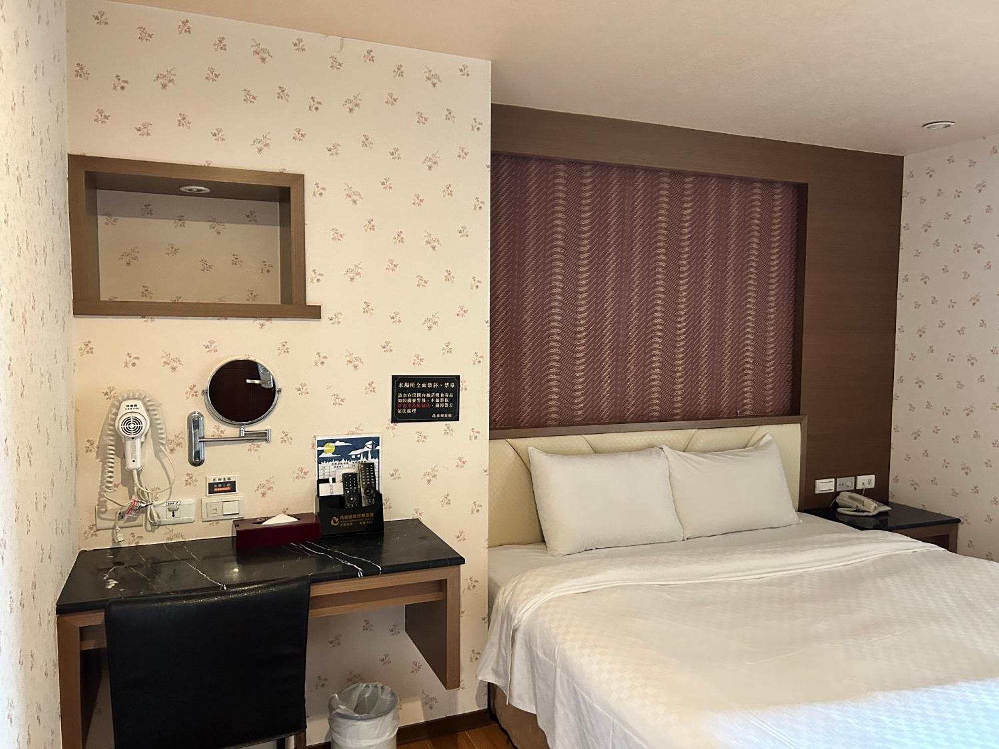 Hua Xiang Hotel -Zouying Kaohsiung Extérieur photo